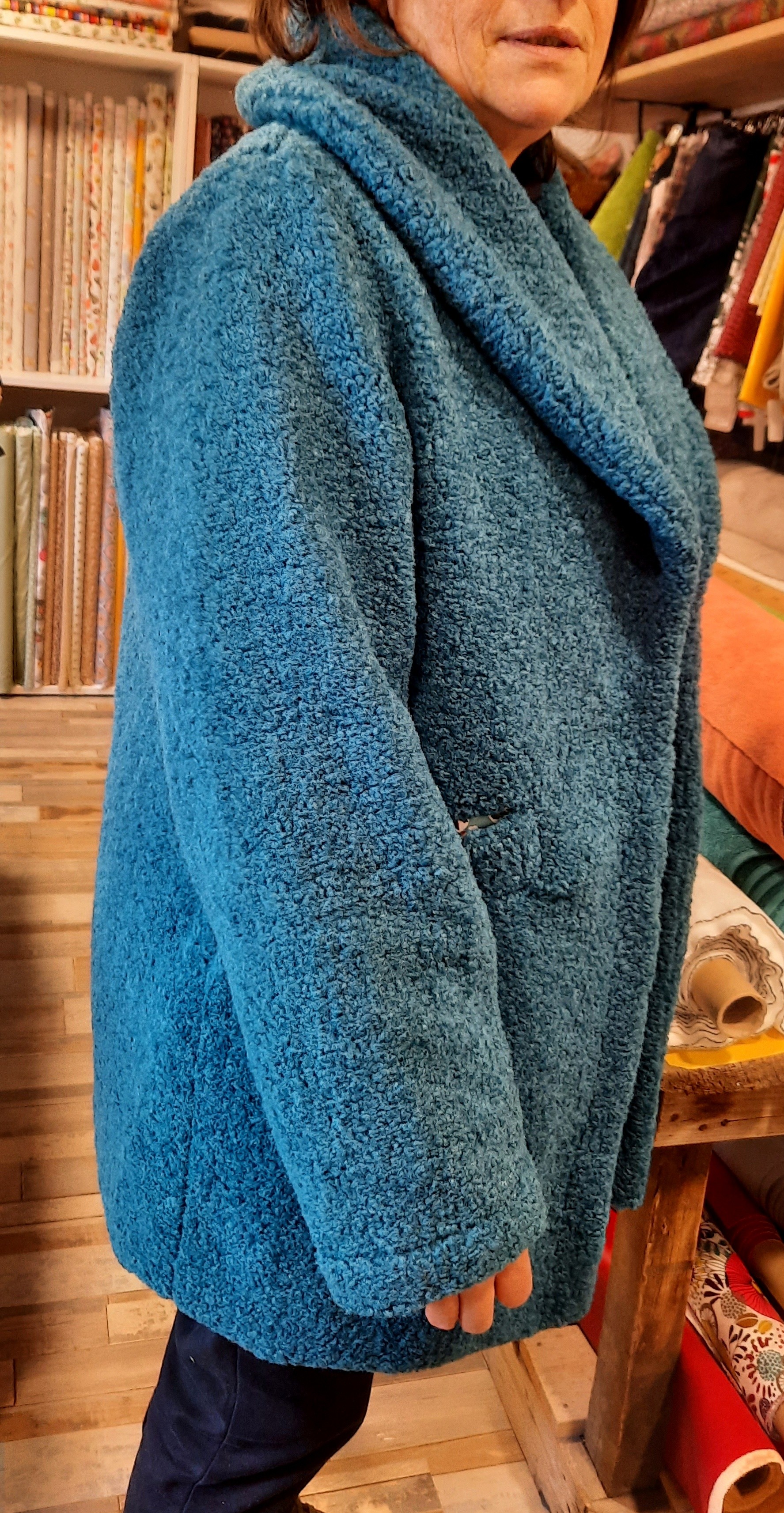 Manteau confectionné par Sylvie (tissu bouclette et coton de la boutique)