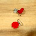 Attache rouge