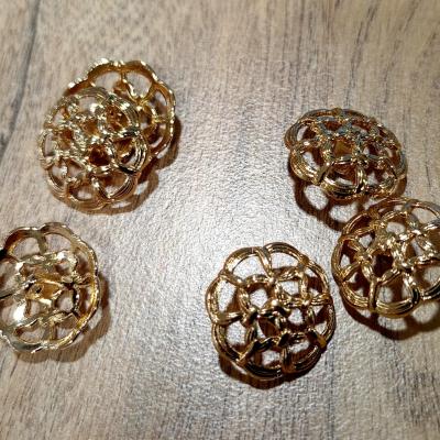Bouton dore fleur ajoure