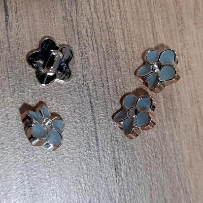 Boutons fleurs bleus